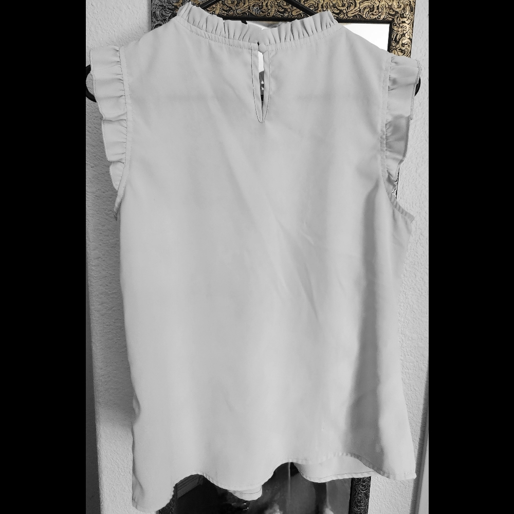 Sleeveless Blouse - Picture 5 of 8